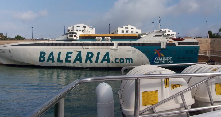 El ferri Ramon Llull en el puerto de Ciutadella, en Menorca, en una panorámica de 2009