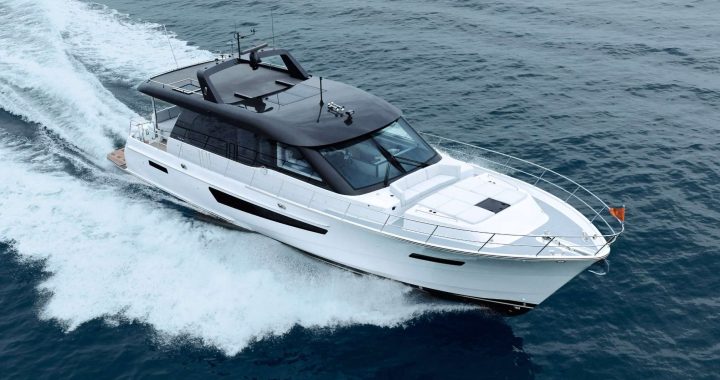 Yate a motor CLB65 SUV de CL Yachts navegando a alta velocidad, visto desde el aire