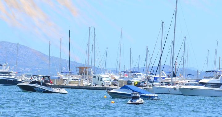 Embarcaciones de recreo amarradas y en boyas frente al Port de Pollença, en la bahía de Pollença (Mallorca)