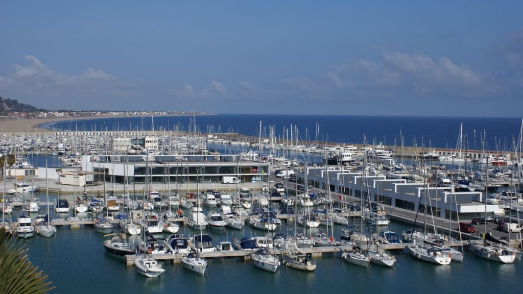 Vista aérea de los pantalanes y amarres de Port Ginesta, puerto deportivo de Castelldefels