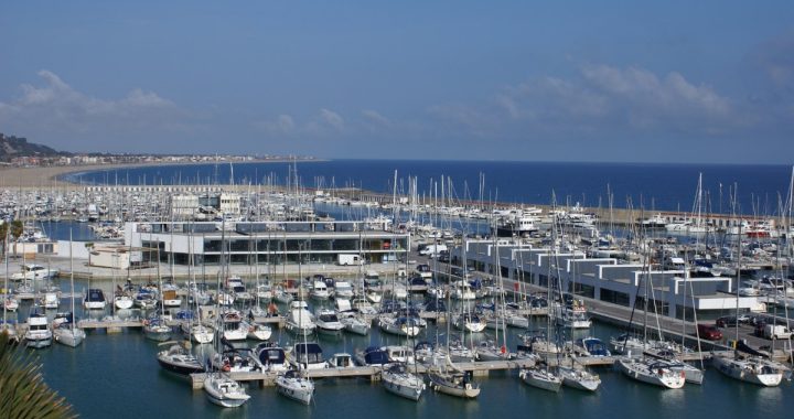 Vista aérea de los pantalanes y amarres de Port Ginesta, puerto deportivo de Castelldefels