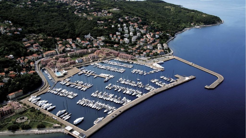 Vista de la marina Porto San Rocco en Muggia (Trieste)
