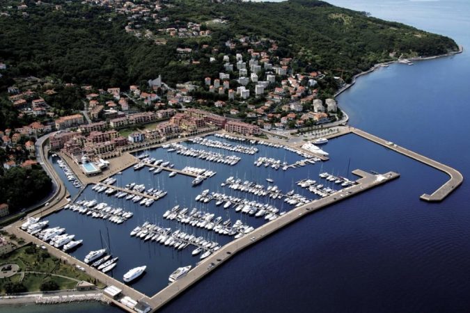 Vista de la marina Porto San Rocco en Muggia (Trieste)