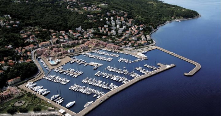 Vista de la marina Porto San Rocco en Muggia (Trieste)