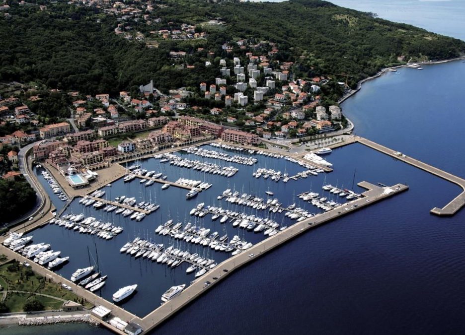 Vista de la marina Porto San Rocco en Muggia (Trieste)