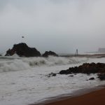 Olas de un temporal de levante rompiendo en la playa de Blanes, en la Costa Brava, bajo un cielo gris
