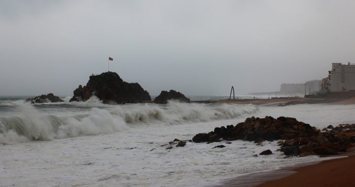Olas de un temporal de levante rompiendo en la playa de Blanes, en la Costa Brava, bajo un cielo gris