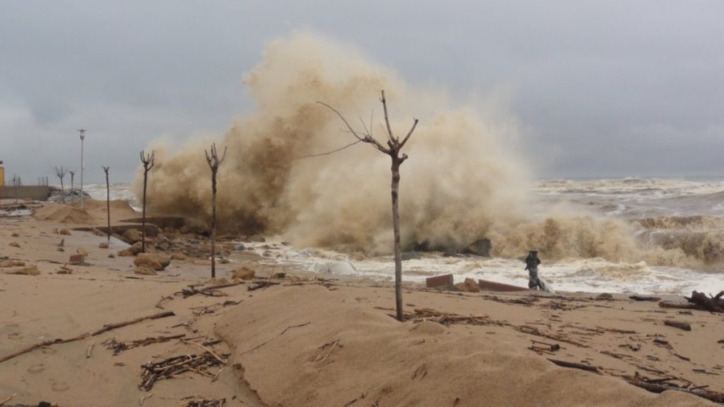 Olas de un temporal de levante rompiendo en la costa de Malgrat de Mar (Maresme)