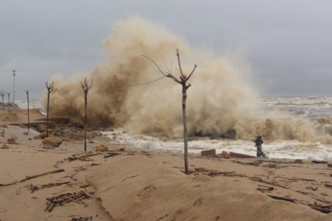 Olas de un temporal de levante rompiendo en la costa de Malgrat de Mar (Maresme)
