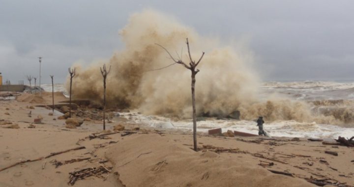 Olas de un temporal de levante rompiendo en la costa de Malgrat de Mar (Maresme)