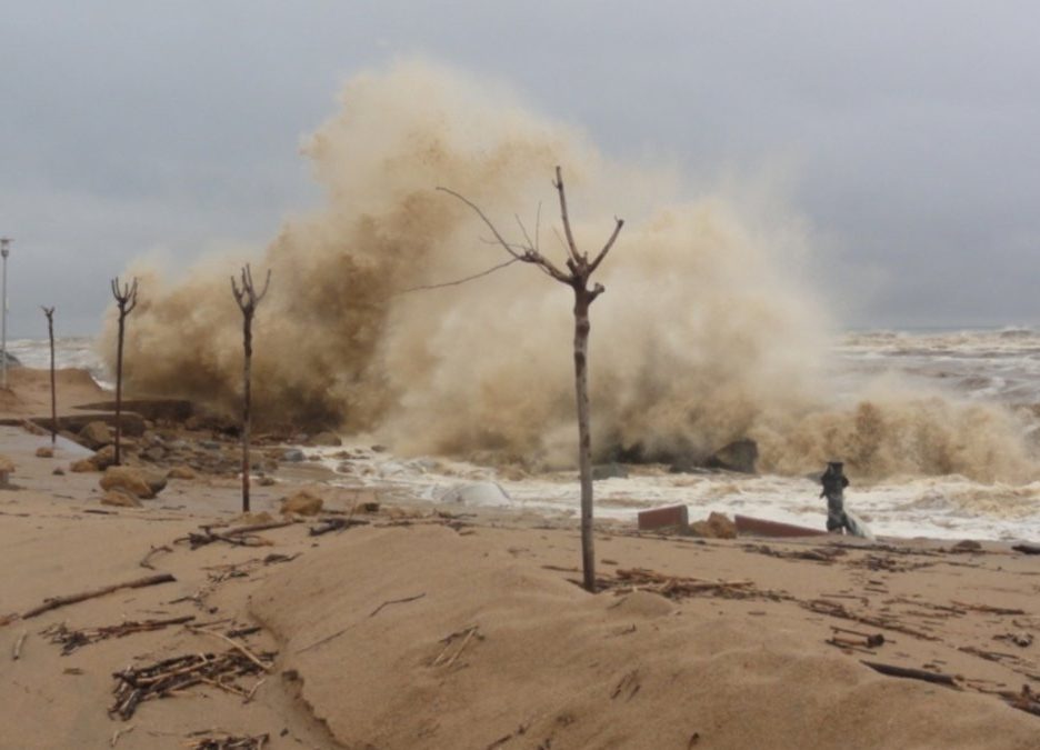 Olas de un temporal de levante rompiendo en la costa de Malgrat de Mar (Maresme)