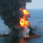 Buques de apoyo lanzan agua sobre la plataforma Deepwater Horizon en llamas en el golfo de México en abril de 2010