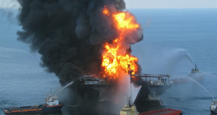 Buques de apoyo lanzan agua sobre la plataforma Deepwater Horizon en llamas en el golfo de México en abril de 2010