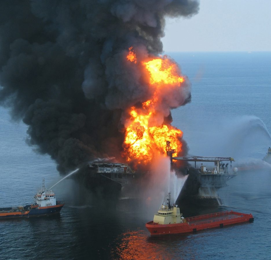 Buques de apoyo lanzan agua sobre la plataforma Deepwater Horizon en llamas en el golfo de México en abril de 2010