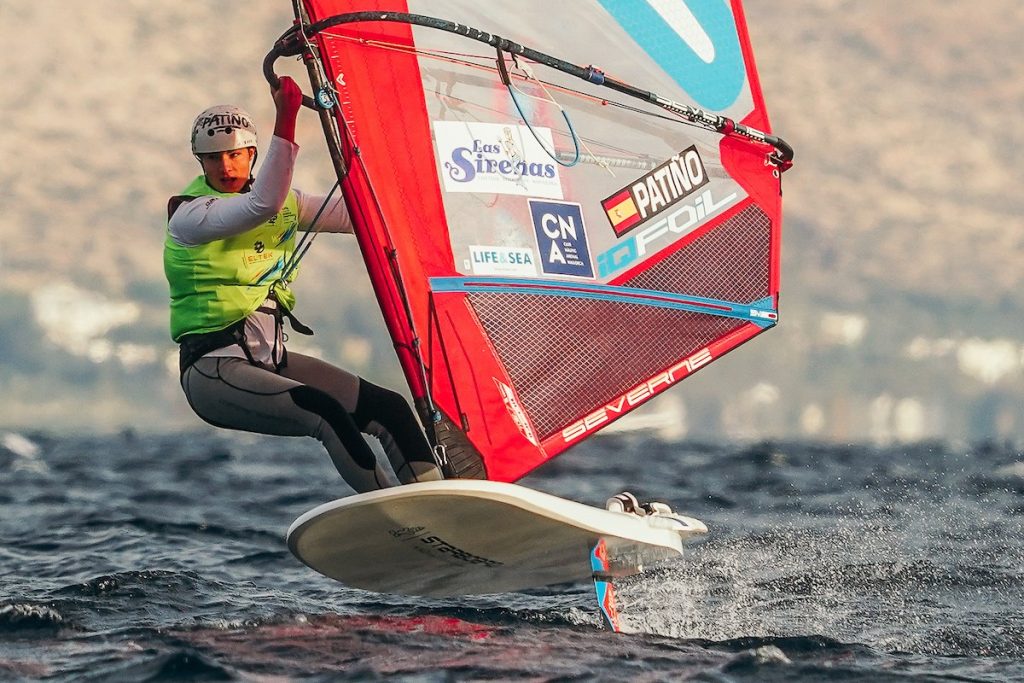 Enric Patiño navega con su tabla iQFOiL durante el Campeonato de Europa juvenil de Varkiza (Grecia), en octubre de 2026