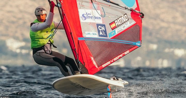 Enric Patiño navega con su tabla iQFOiL durante el Campeonato de Europa juvenil de Varkiza (Grecia), en octubre de 2026