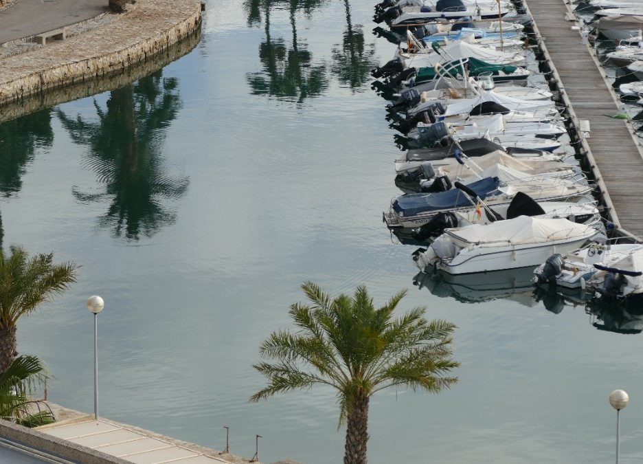 Embarcaciones amarradas en una pequeña marina del puerto de Palma de Mallorca