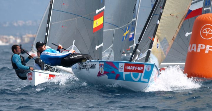 Un regatista de la clase Finn rodea la boya de barlovento en el Trofeo Princesa Sofía de 2013, en Mallorca
