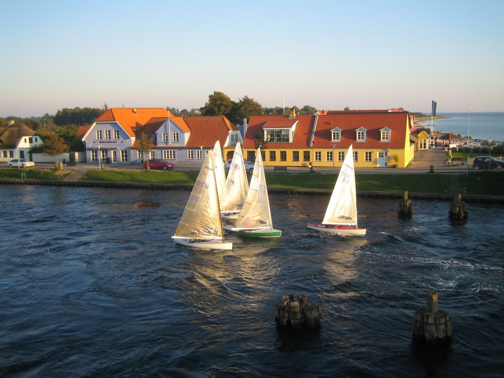 Varios veleros de la clase Finn navegando en Karrebæksminde (Dinamarca)