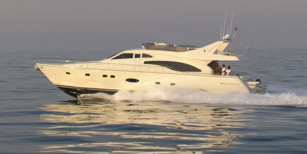 Foto de archivo de un yate a motor Ferretti 68 navegando en el mar Egeo