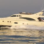 Foto de archivo de un yate a motor Ferretti 68 navegando en el mar Egeo