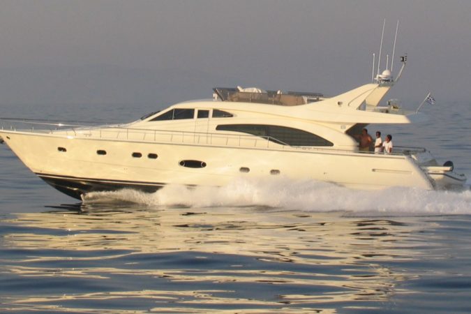 Foto de archivo de un yate a motor Ferretti 68 navegando en el mar Egeo