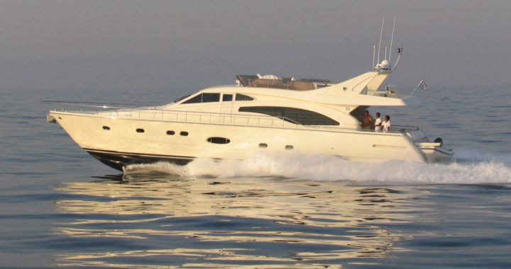 Foto de archivo de un yate a motor Ferretti 68 navegando en el mar Egeo