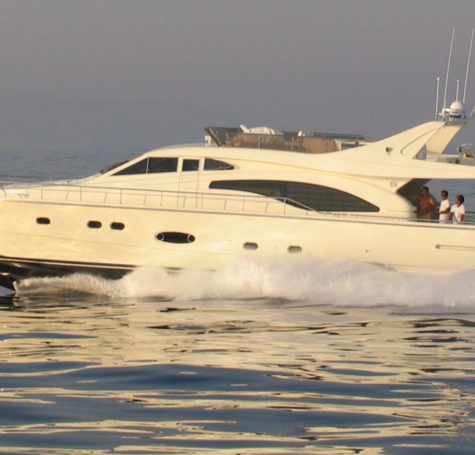 Foto de archivo de un yate a motor Ferretti 68 navegando en el mar Egeo