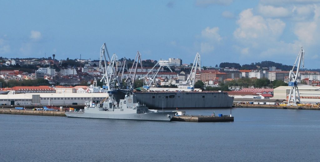 Foto de archivo (2013) del astillero de Navantia en Ferrol, con un buque anfibio y una fragata en construcción en la ría