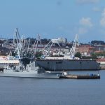Foto de archivo (2013) del astillero de Navantia en Ferrol, con un buque anfibio y una fragata en construcción en la ría