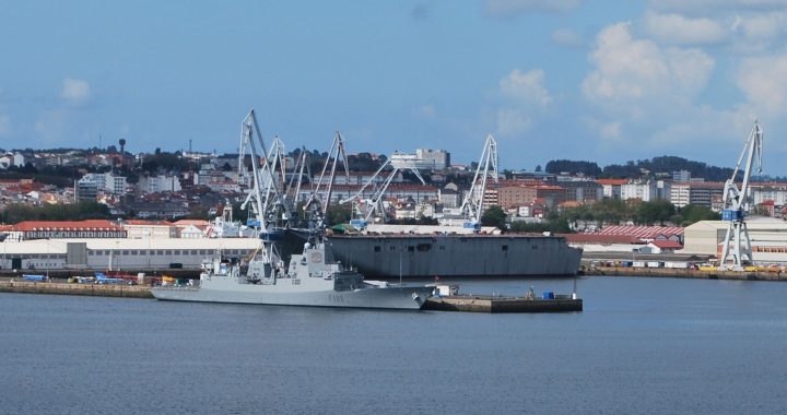 Foto de archivo (2013) del astillero de Navantia en Ferrol, con un buque anfibio y una fragata en construcción en la ría
