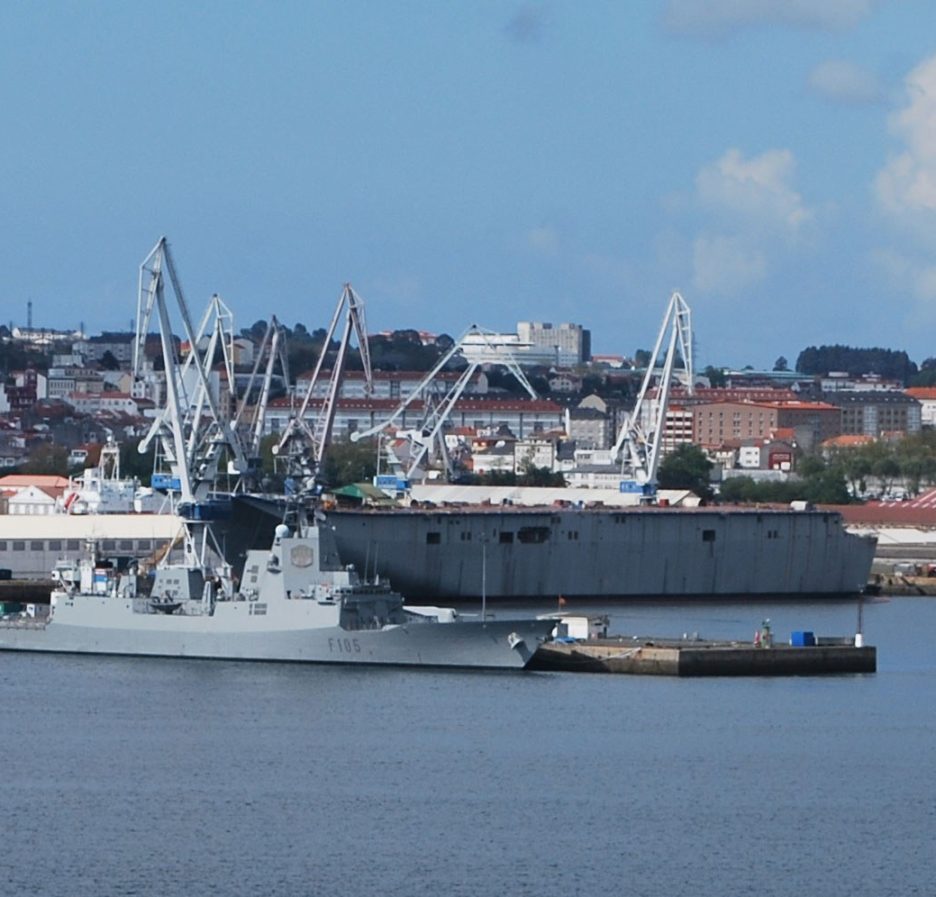 Foto de archivo (2013) del astillero de Navantia en Ferrol, con un buque anfibio y una fragata en construcción en la ría