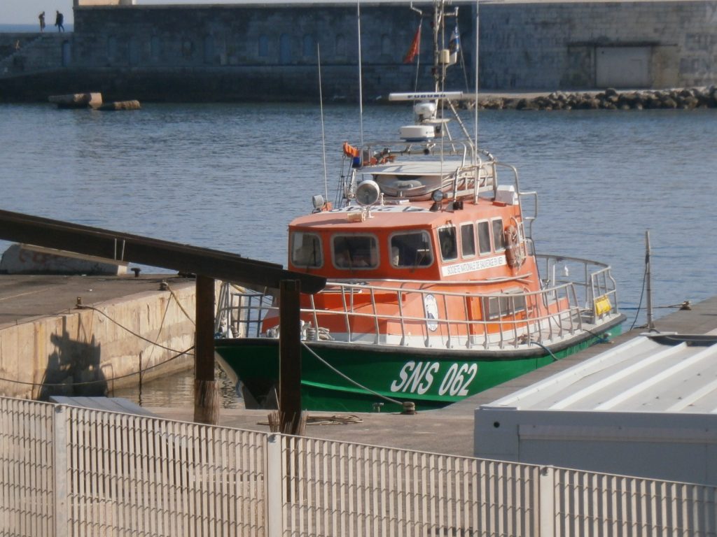 Lancha de salvamento todo tiempo de la SNSM amarrada en el puerto de Sète, en la costa mediterránea francesa