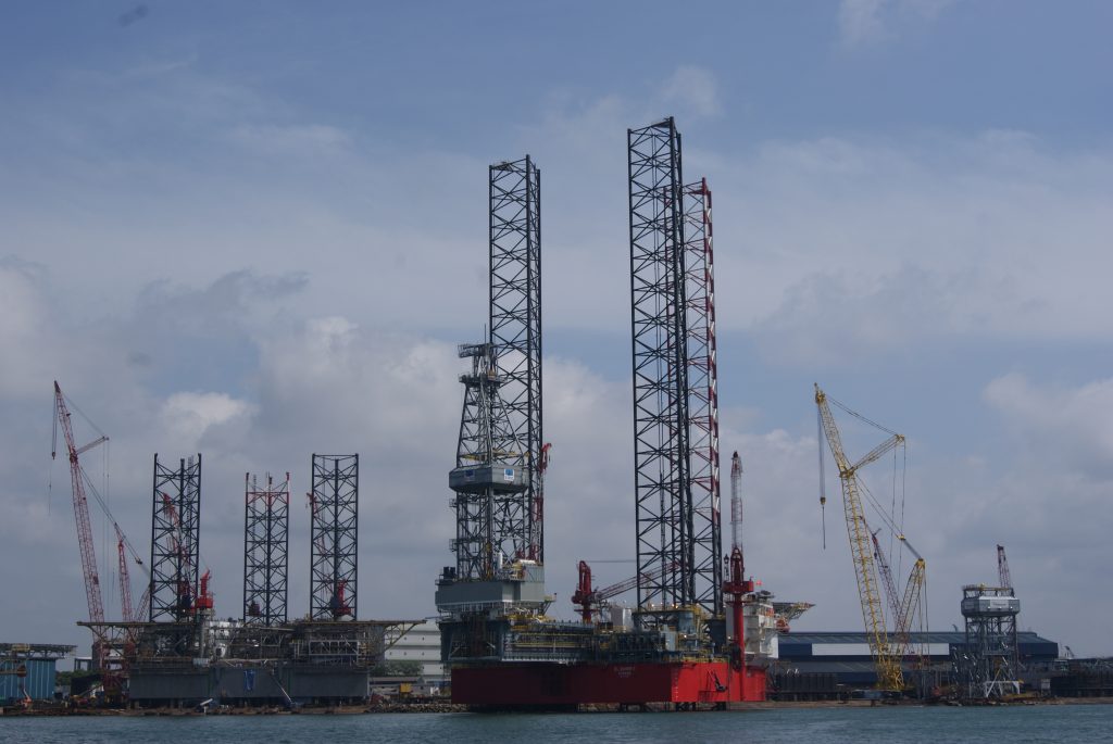 Foto de archivo de una plataforma petrolífera autoelevable, la El Qaher II, en aguas de Singapur; no es la Prospector 5