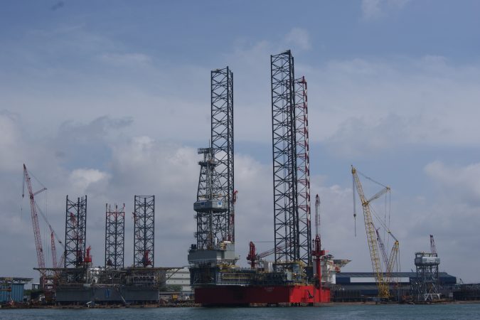 Foto de archivo de una plataforma petrolífera autoelevable, la El Qaher II, en aguas de Singapur; no es la Prospector 5
