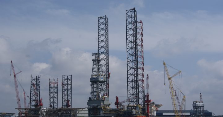 Foto de archivo de una plataforma petrolífera autoelevable, la El Qaher II, en aguas de Singapur; no es la Prospector 5