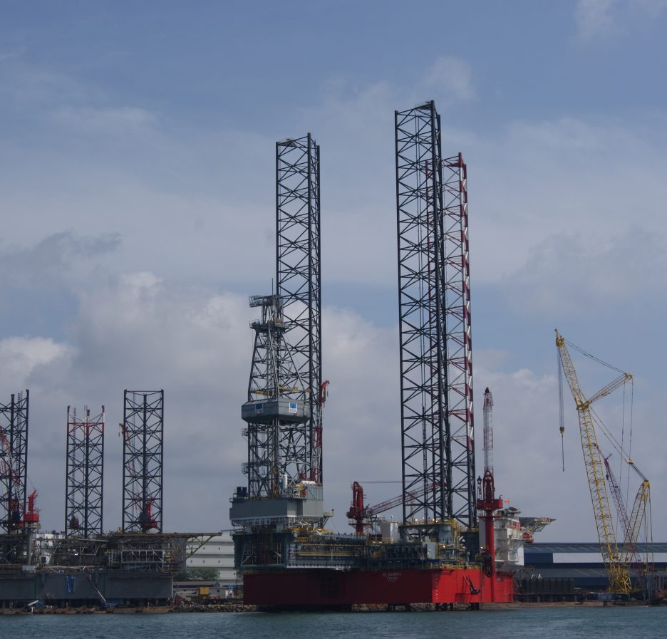 Foto de archivo de una plataforma petrolífera autoelevable, la El Qaher II, en aguas de Singapur; no es la Prospector 5