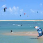 Kitesurfistas en la laguna de Ilha do Guajiru, en Itarema (Ceará, Brasil)
