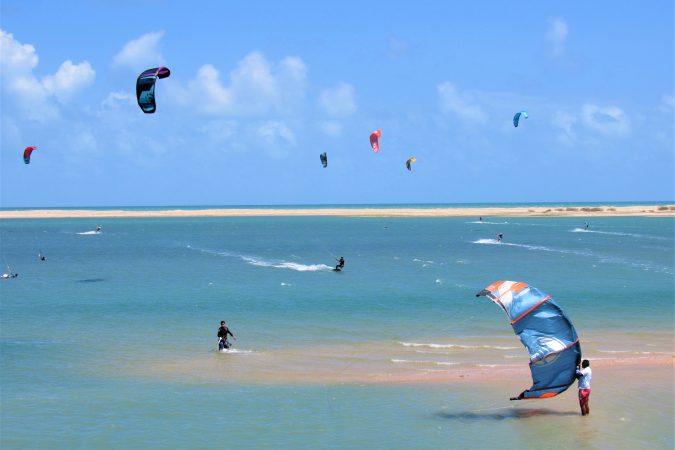 Kitesurfistas en la laguna de Ilha do Guajiru, en Itarema (Ceará, Brasil)