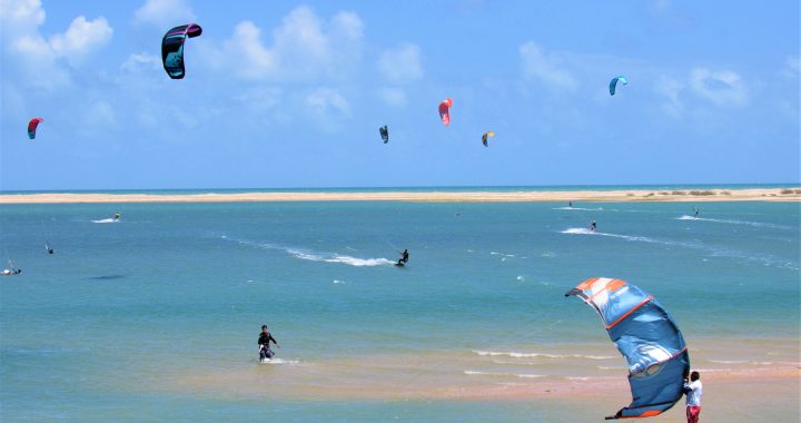Kitesurfistas en la laguna de Ilha do Guajiru, en Itarema (Ceará, Brasil)