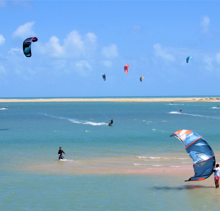 Kitesurfistas en la laguna de Ilha do Guajiru, en Itarema (Ceará, Brasil)