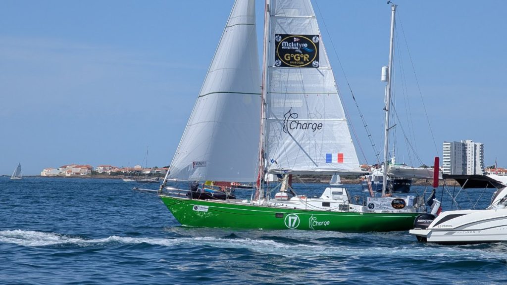 El velero IE Charge, de Louis Kerdelhué, en la salida de la Golden Globe Race 2026 en Les Sables-d'Olonne