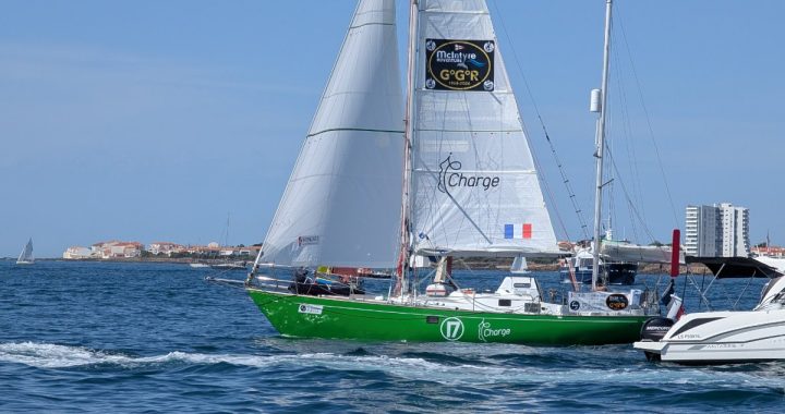 El velero IE Charge, de Louis Kerdelhué, en la salida de la Golden Globe Race 2026 en Les Sables-d'Olonne