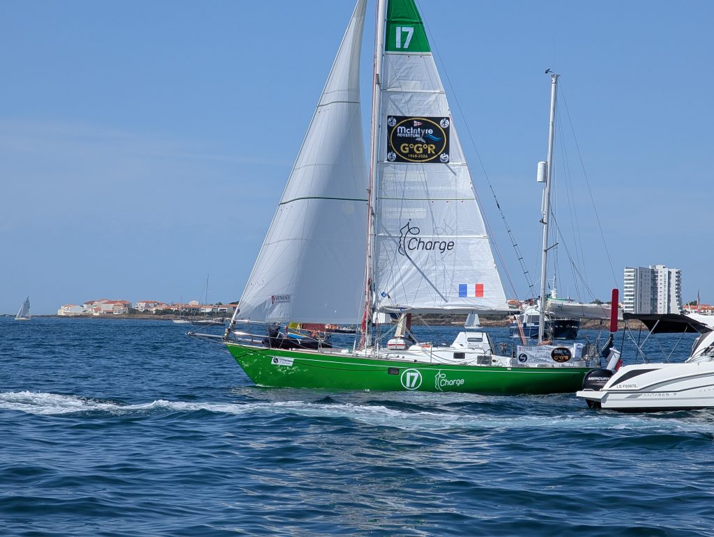 Foto de archivo: el velero IE Charge de Louis Kerdelhué en la salida de la Golden Globe Race 2026 en la bahía de Les Sables-d'Olonne, el 6 de septiembre
