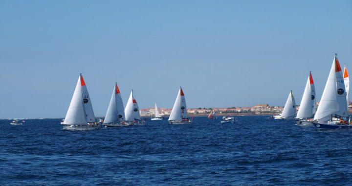 Veleros de la Golden Globe Race navegando juntos en la salida de la edición de 2022