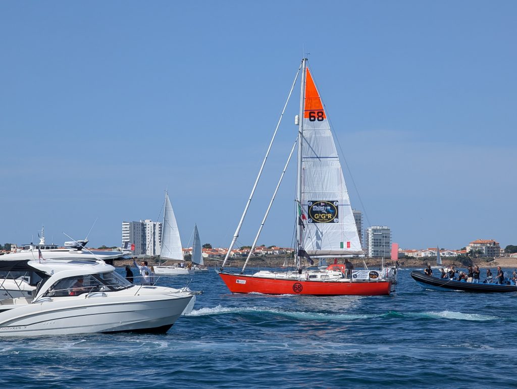 El velero rojo Hannah of Cowes, de Guido Cantini, en la salida de la Golden Globe Race 2026 en Les Sables-d'Olonne
