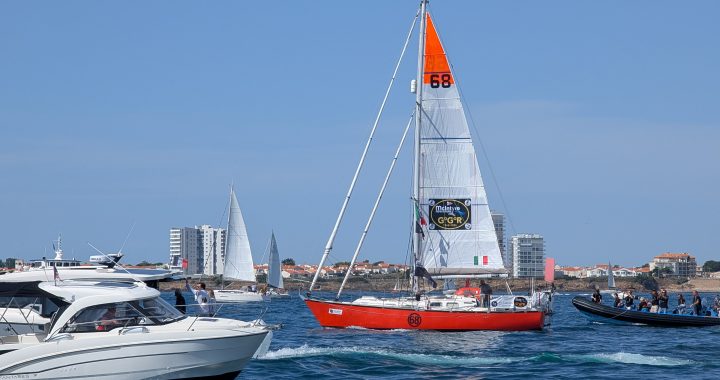 El velero rojo Hannah of Cowes, de Guido Cantini, en la salida de la Golden Globe Race 2026 en Les Sables-d'Olonne