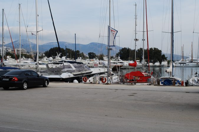 Veleros amarrados en la marina de Álimos, en Atenas (Grecia)