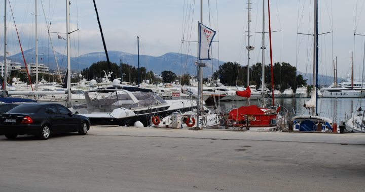 Veleros amarrados en la marina de Álimos, en Atenas (Grecia)