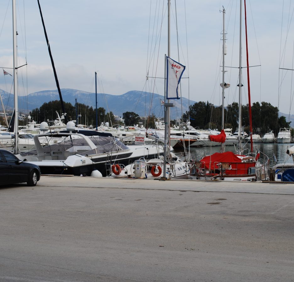 Veleros amarrados en la marina de Álimos, en Atenas (Grecia)